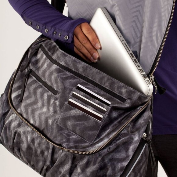 Lululemon Yoga Moto Messenger Bag Blazer Print (Black & Grey Chevron) - EUC! - Picture 7 of 15